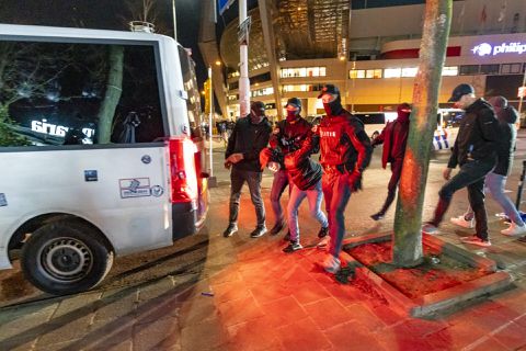 Politie pakt tientallen relschoppers op rond Philips Stadion bij PSV-Kopenhagen