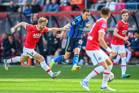 Ajax komt met de schrik vrij en pakt een punt bij AZ, titelstrijd ligt open