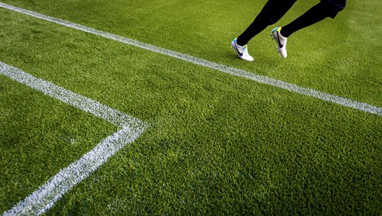 KNVB wil clubs helpen over te stappen naar 'hybride grasvelden'