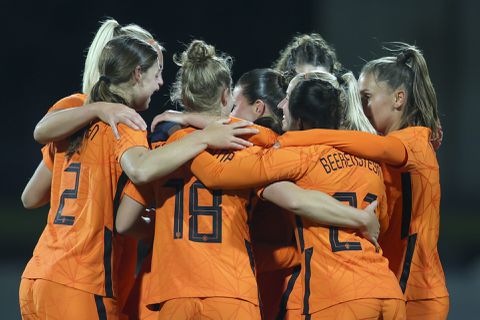 Oranje Leeuwinnen boeken eerste zege onder nieuwe bondscoach Mark Parsons