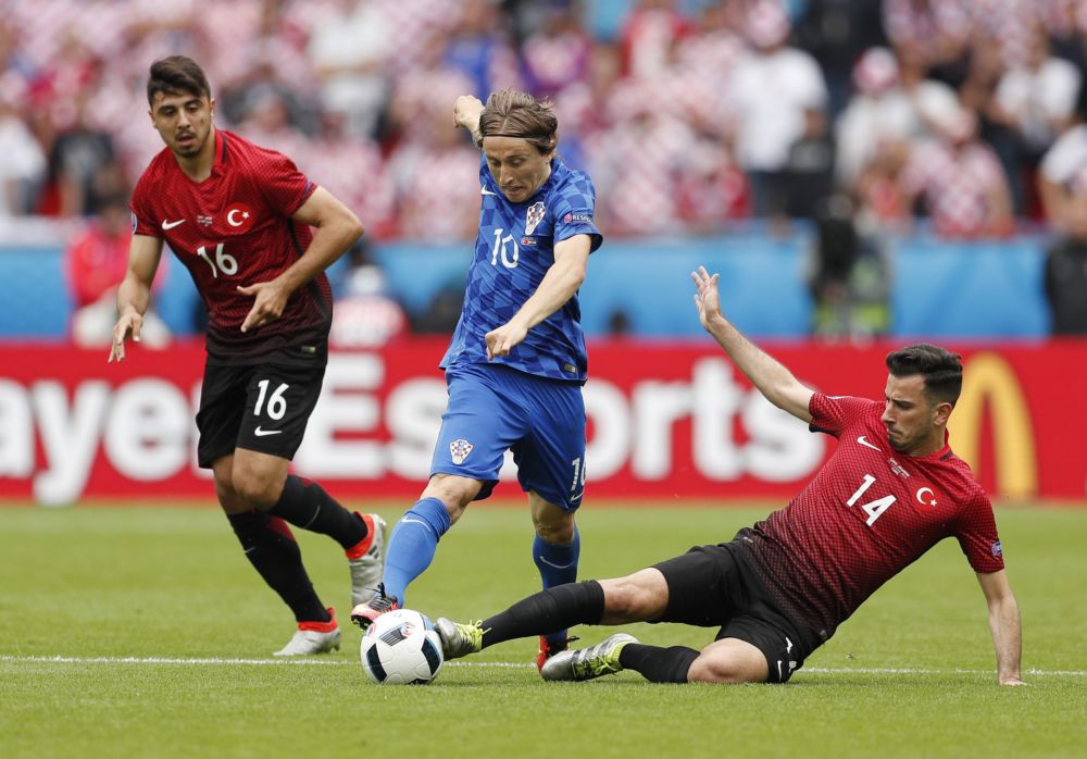 Modric knalt Kroatië met heerlijke volley op voorsprong (video)