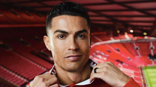 📸 | Of-ie blijft weet niemand, maar Cristiano Ronaldo poseert in het nieuwe ManUtd-shirt