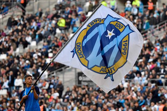 ‘Chaos bij Olympique Marseille: woedende fans bestormen trainingscomplex en stichten brand’