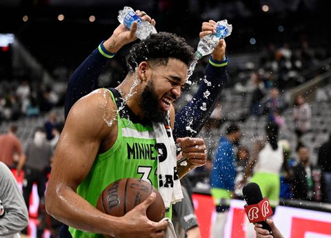 🎥 | Towns, Curry en Young hoogtepunten van historische NBA-avond