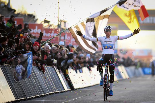 Van der Poel weer veel te sterk voor concurrentie en pakt 100e zege in het veldrijden