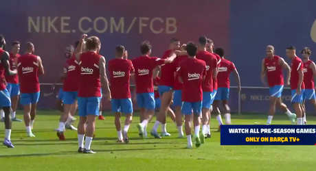 😂🎥 | Memphis geeft Frenkie de Jong dubbele panna, Barça-selectie wordt wild