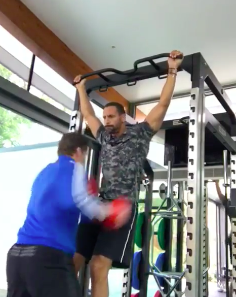'Bokser' Ferdinand traint abs en pakt bodyshots alsof het niets is (video)