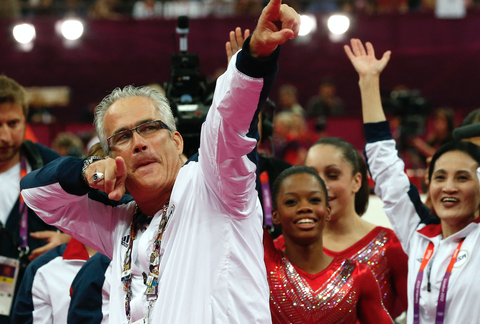 Amerikaanse turncoach beschuldigd van misbruik en mensenhandel, pleegt 3 uur later zelfmoord