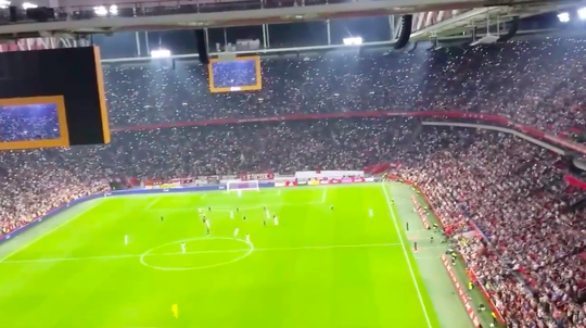 🎥 | Lichtshow in Arena bij galavoorstelling Ajax: 'Ga staan voor de kampioen!'
