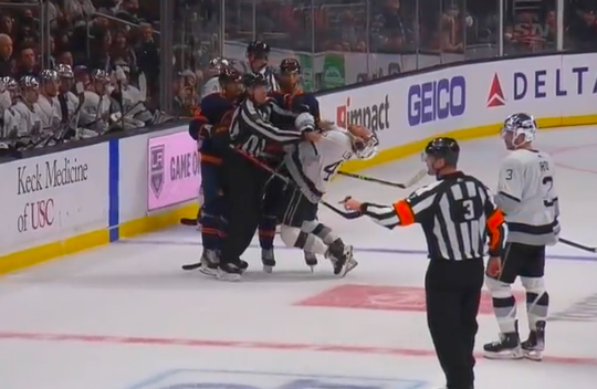 🎥 | WOW! Verhitte NHL'er zoekt confrontatie op en gaat gestrekt na harde tik