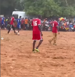 🎥​ | Sadio Mané geniet van potje voetbal op modderveld in Senegal