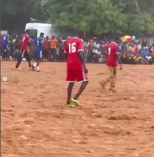 🎥​ | Sadio Mané geniet van potje voetbal op modderveld in Senegal