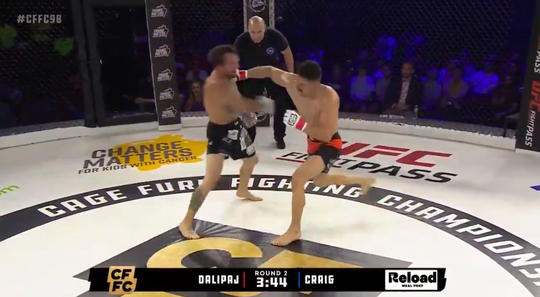 🎥 | Kin van graniet: MMA-vechter Tyson Craig geeft geen kik na 2 keiharde hoeken