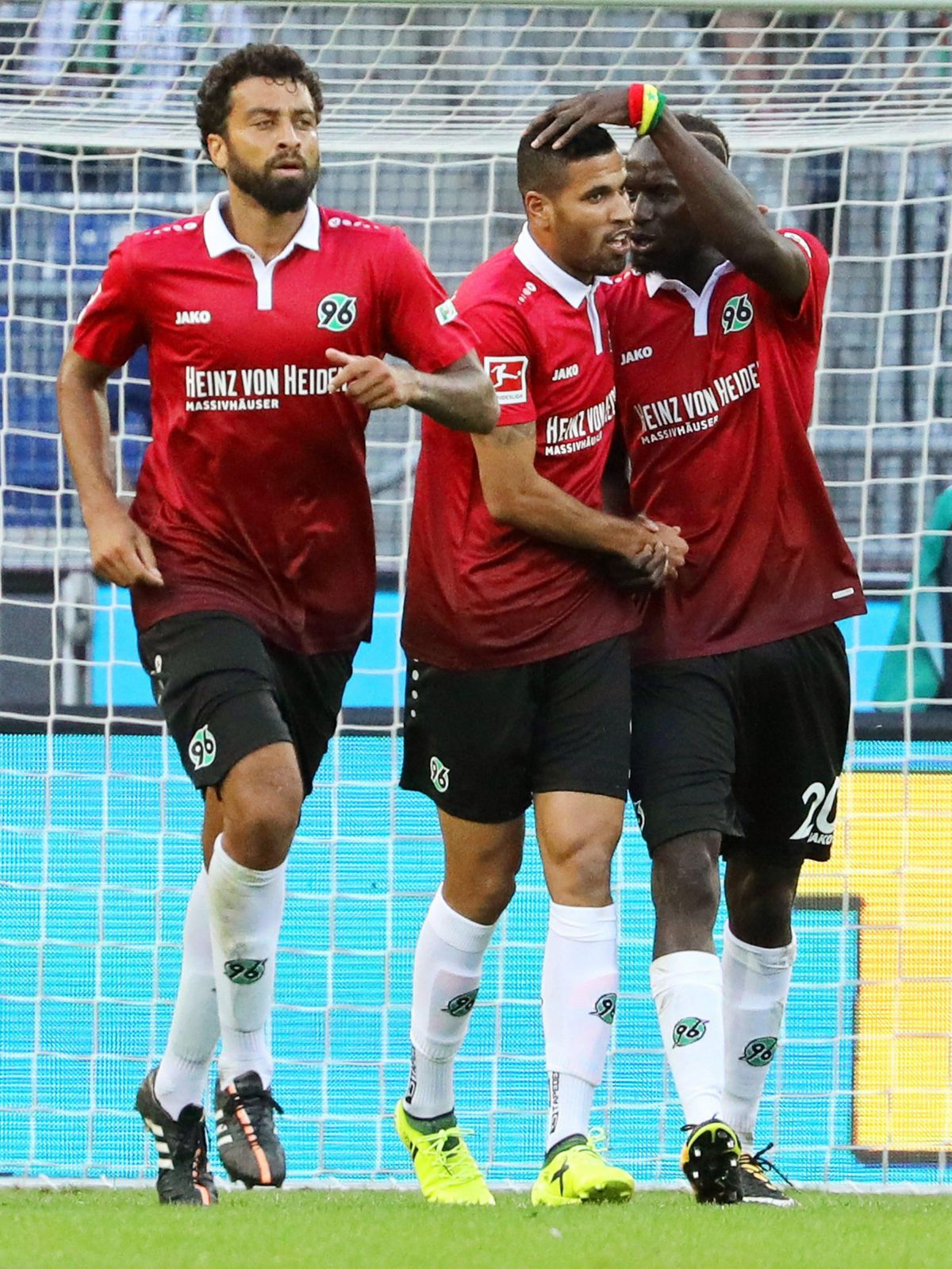 Breitenreiter neemt wraak op Schalke en leidt Hannover naar top van Bundesliga