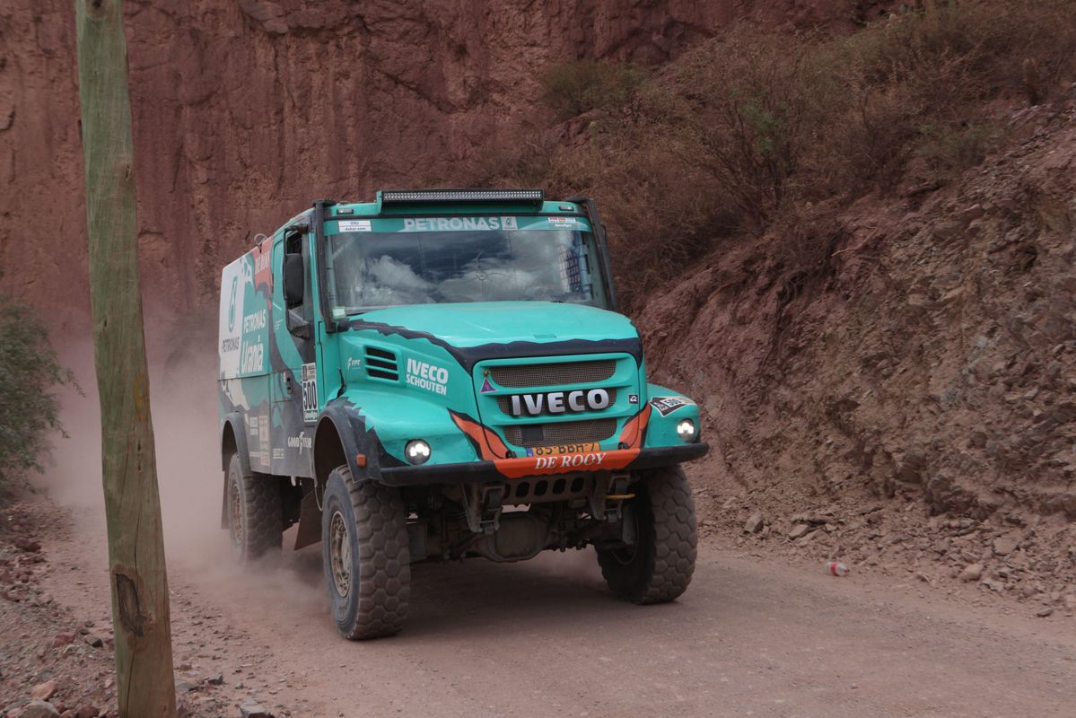 De Rooy en zijn truck dalen in Dakar-klassement, Van den Brink wint etappe