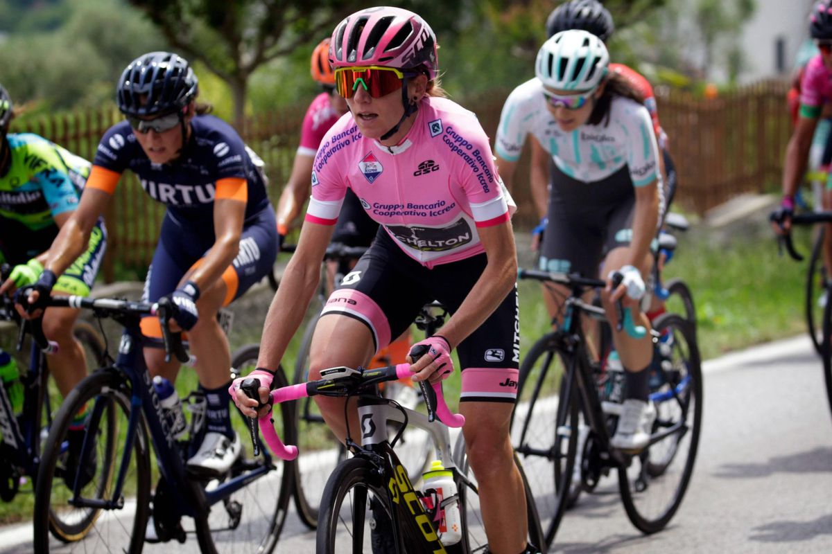 Giro Rosa: etappezege voor Elizabeth Banks; leiderstrui blijft bij Annemiek van Vleuten