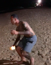 Genietende Memphis gaat los op Ghanees strand met box en drankje in de hand (video)