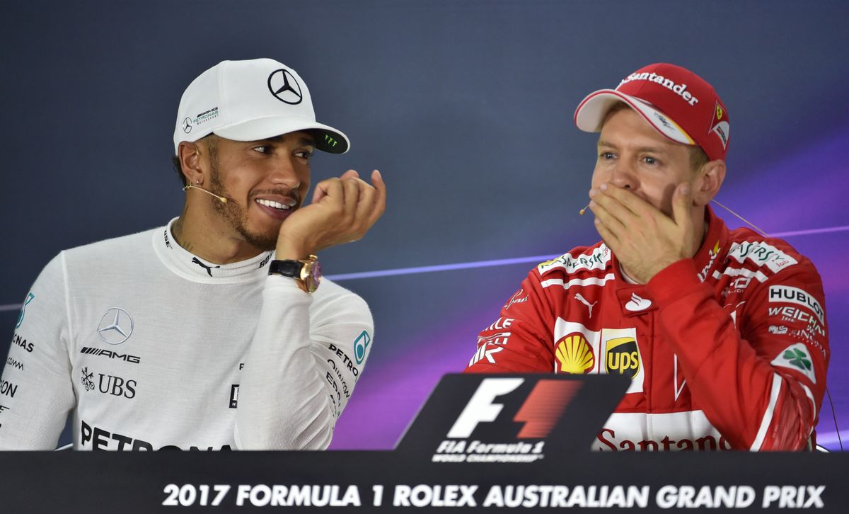 Dolletje tussen nummer 1 en 2: Vettel gluurde in auto Hamilton (video)