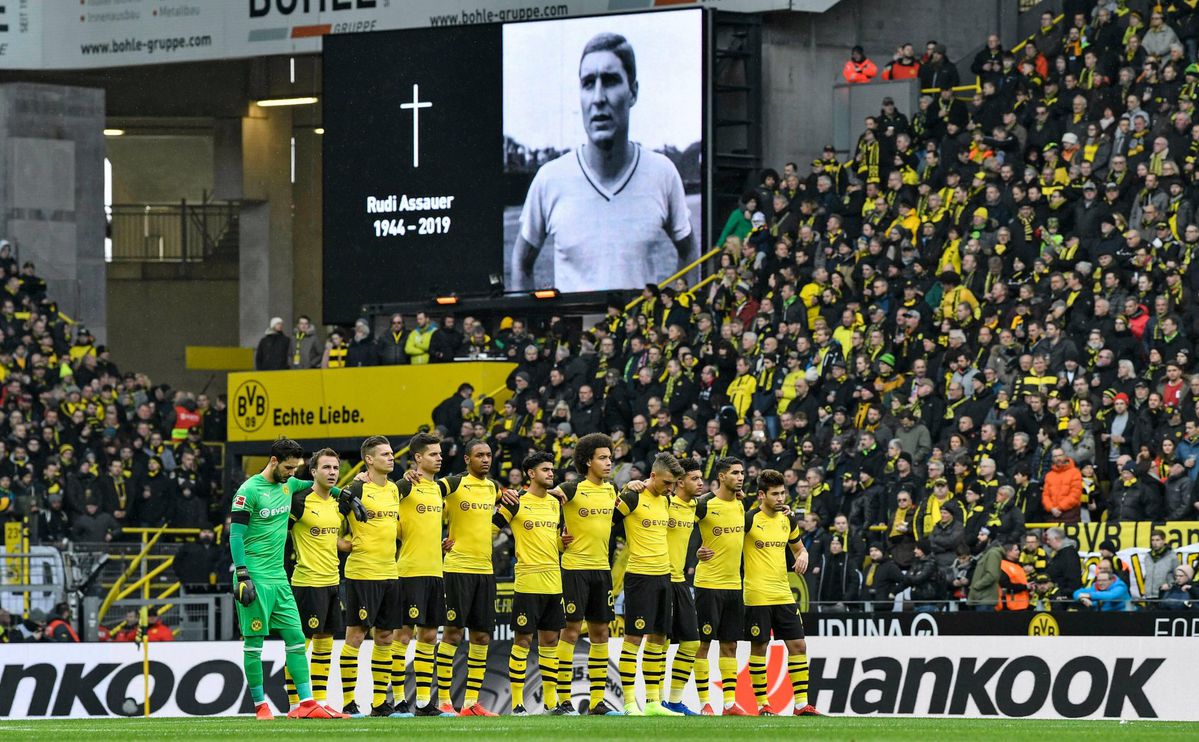 Dortmund begint duel met Hoffenheim met mooi eerbetoon aan overleden Assauer