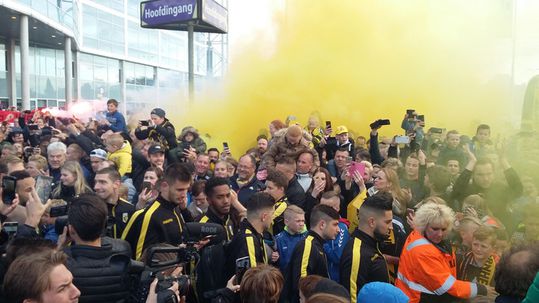 Duizenden fans zwaaien Vitesse uit