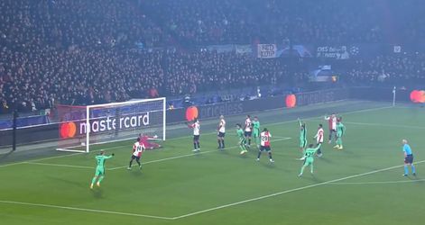 🎥 | Feyenoord op achterstand na knullige eigen goal van Lutsharel Geertruida