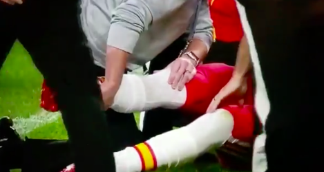 🎥 | AU! Kijk hier hoe de knie van NFL'er Patrick Mahomes terug in de kom schiet