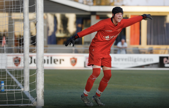 Amateurkeeper Tim (20) draagt altijd een helm: 'Het ziet er ook echt niet uit natuurlijk'