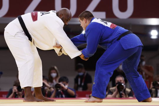 🎥 | 'Onverslaanbare' Franse judoka Teddy Riner uitgeschakeld op Olympische Spelen