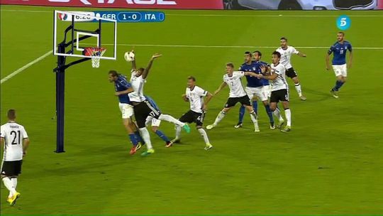 'Basketballende' Boateng geeft Italië penalty cadeau (video)