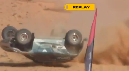 🎥 | MEGAKLAPPER in de zandbak: Duitse rallyrijdster vliegt vól over de kop