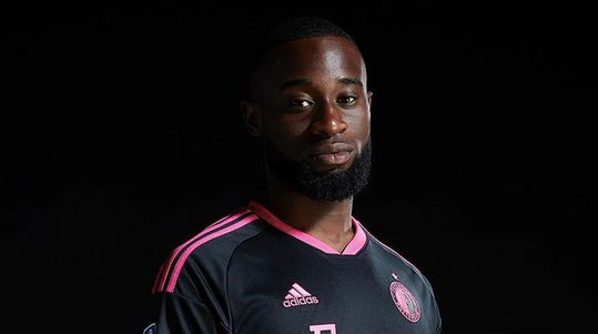 Feyenoord presenteert derde tenue: ‘krachtig zwart gecombineerd met fel roze’