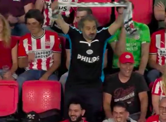 📸😅 | PSV-supporter toont Besiktas-sjaaltje aan fans Galatasaray