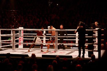'Tamme' Holzken is wereldtitel kickboksen kwijt na matig gevecht tegen Doumbé