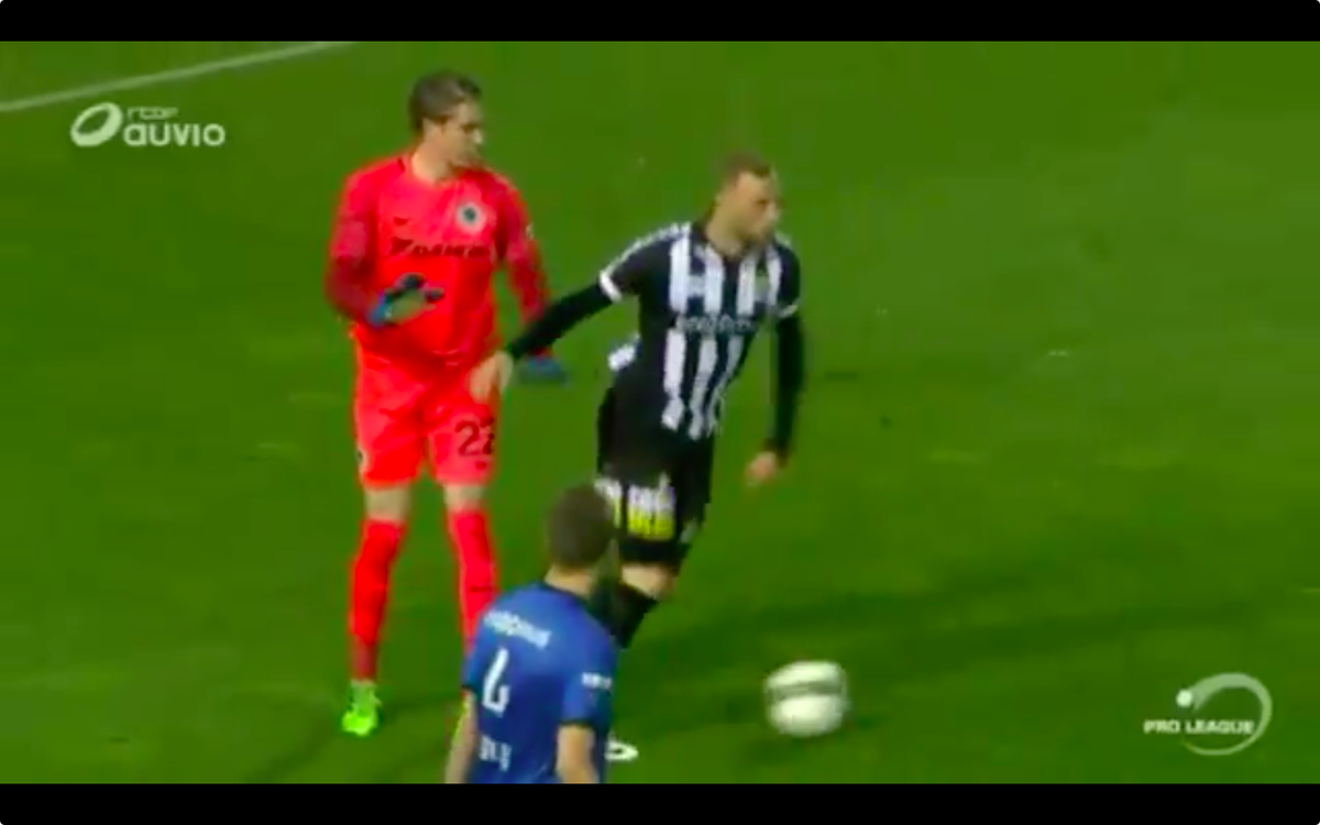 Classic blunder van Brugge-keeper Horvath (video)