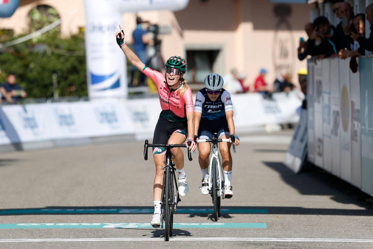 Wéér Nederlands wielersucces: 22-jarige Demi Vollering wint Ronde van Emilië