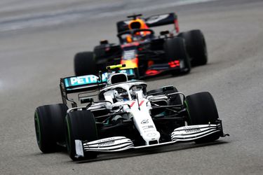 Bottas maakt vlak voor het einde van de race dramadag Mercedes compleet (video)