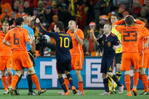 Heitinga opent boekje over WK-finale 2010: 'Wilde Webb aanvallen na mijn rode kaart'