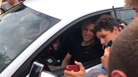 Frenkie de Jong ontkomt niet aan horde fans bij trainingscomplex Barcelona (video)