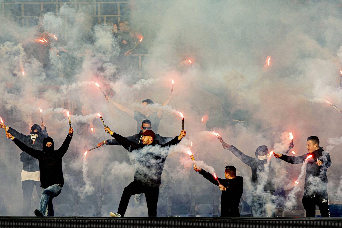 🎥 & 📸 | Fans van Ajax en Feyenoord maken chaos tijdens laatste training voor Klassieker 🔥