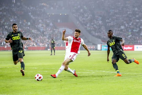 Alle voetbalanalisten staan voor paal: Huntelaar staat helemaal geen buitenspel bij 1-0 Ajax (video)