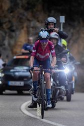 🎥 | Zorgeloze Annemiek van Vleuten blijft klassementsleider in Vuelta