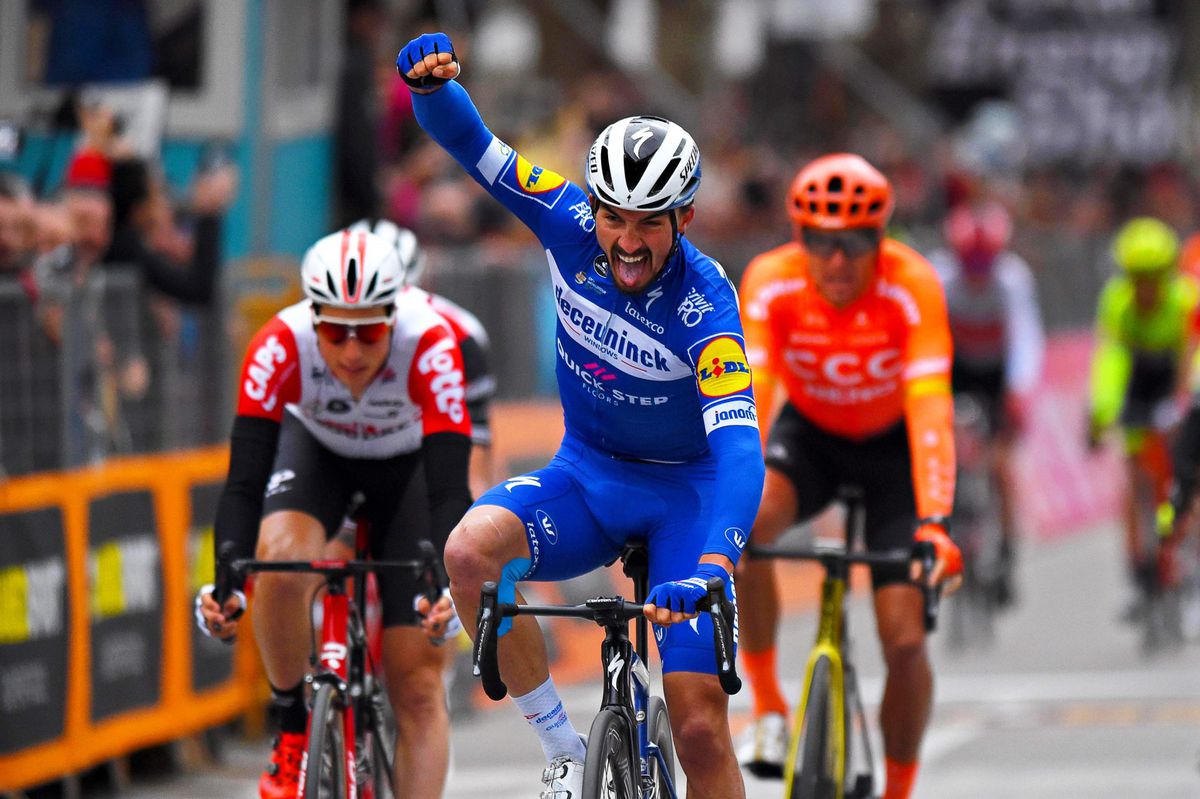 Alaphilippe fopt sprintkanonnen en wint zeer verrassend massasprint in Tirreno