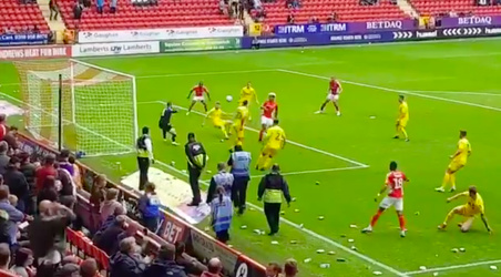 Charlton-fans protesteren met honderden zakjes chips tegen gierige eigenaar (video's)