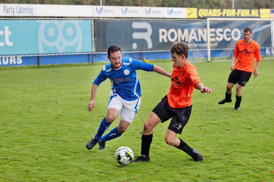 Ouwe voetbaltrainer (73) komt van tribune en loodst amate...