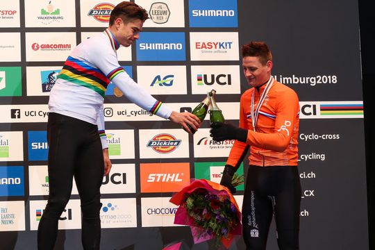 Van der Poel krijgt complimenten van Van Aert: 'Als je dat kan, ben je gewoon de beste'