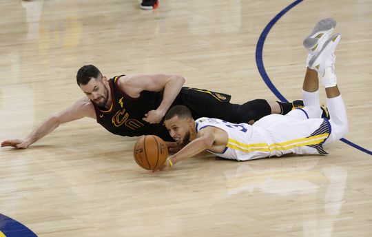 Golden State Warriors pakken eerste overwinning NBA Finals