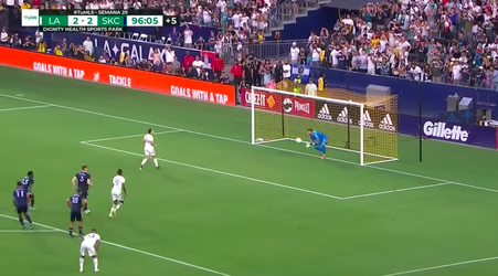 🎥 | Ongekend: Chicharito faalt hopeloos met veel te slappe Panenka-penalty