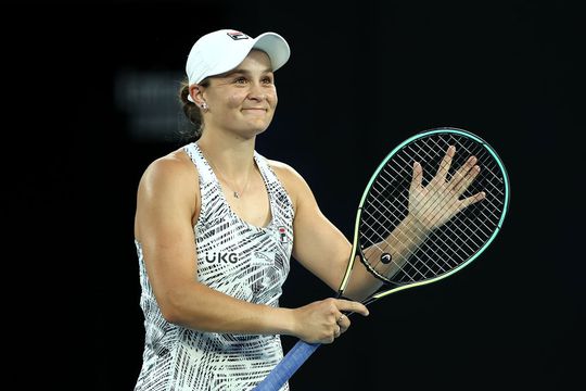 🎥 | Tennisfans in Australië zijn happy: thuisfavoriete Ashleigh Barty naar halve finales