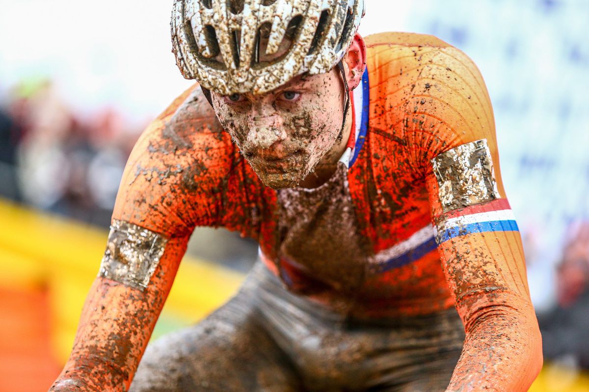 Van der Poel blijft voorlopig nog in de modder fietsen