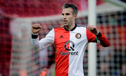 Robin van Persie schiet Feyenoord hoogstpersoonlijk naar saaie zege op Emmen